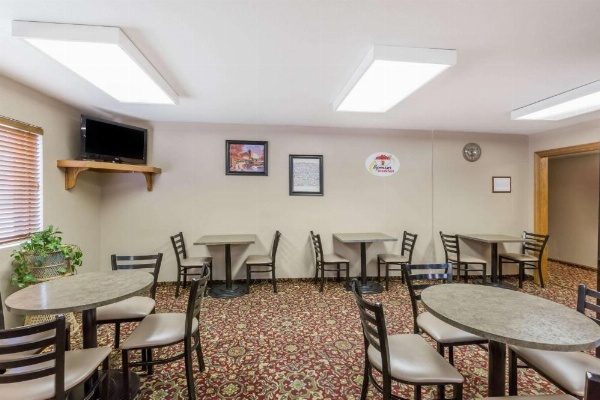 Super 8 by Wyndham Manhattan KS image 10