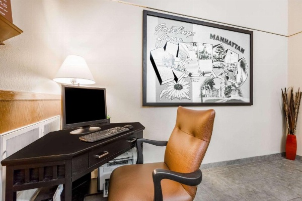 Super 8 by Wyndham Manhattan KS image 11