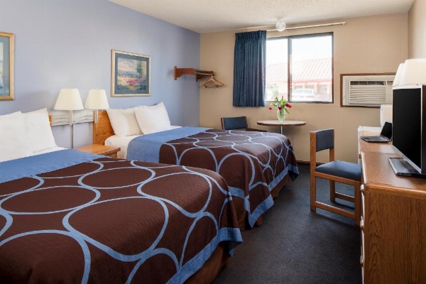 Super 8 by Wyndham Manhattan KS image 13