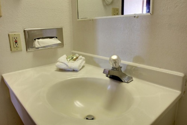 Super 8 by Wyndham Manhattan KS image 20