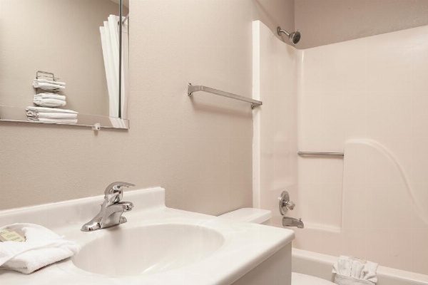 Super 8 by Wyndham Manhattan KS image 22