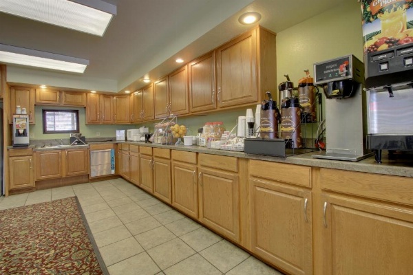 Super 8 by Wyndham Manhattan KS image 23