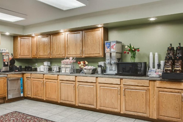 Super 8 by Wyndham Manhattan KS image 24